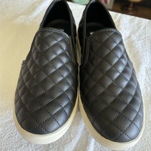 Steve Madden Ecentrcq black quilted slip on shoes size 10